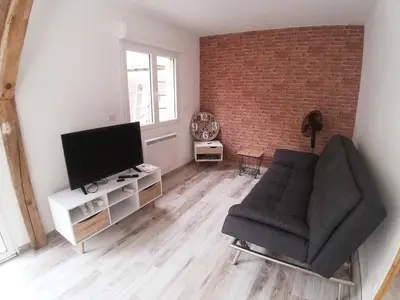 Télévision ou salle de divertissement dans l'établissement Les Nuits Bonneuilloises Le Mustang