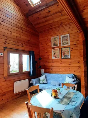 Coin salon dans l'établissement Chalet à la campagne