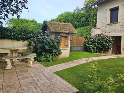 Jardin de l'établissement Maison de charme à Sainte-Geneviève-lès-Gasny avec jardin