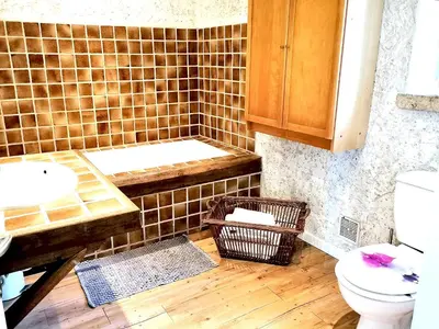 Salle de bains dans l'établissement Maison de charme à Sainte-Geneviève-lès-Gasny avec jardin