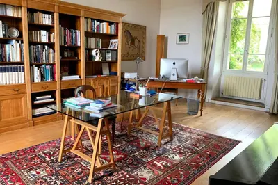 Bibliothèque dans la maison de vacances