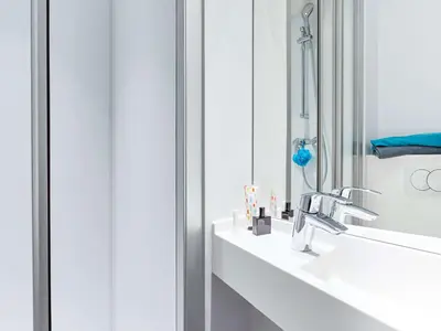 Salle de bains dans l'établissement Eco hôtel Rouen Louviers Val de Reuil