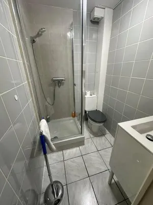 Salle de bains dans l'établissement Amiénoise 5 chambres proche Centre Ville