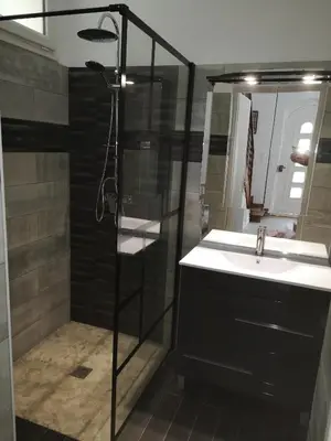 Salle de bains dans l'établissement Contre vents et marées