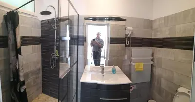 Salle de bains dans l'établissement Contre vents et marées