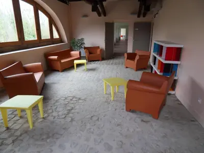 Coin salon dans l'établissement Auberge de Jeunesse HI Rouen