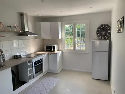 Cuisine ou kitchenette dans l'établissement Maison 2 chambre, salon, 5 couchage 57 rue du drain 95480 Pierrelaye