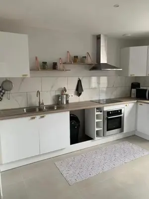 Cuisine ou kitchenette dans l'établissement Maison 2 chambre, salon, 5 couchage 57 rue du drain 95480 Pierrelaye
