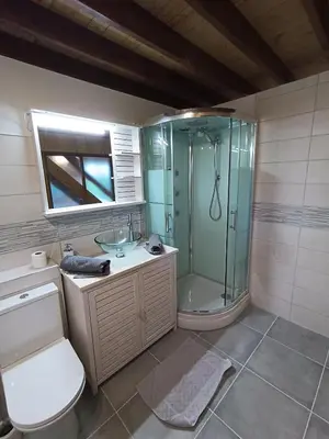 Salle de bains dans l'établissement Domaine de karoli