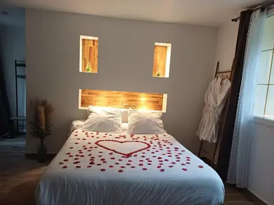 Un ou plusieurs lits dans un hébergement de l'établissement Escapade en amoureux loft de charme jacuzzi et jardin privé proche Paris