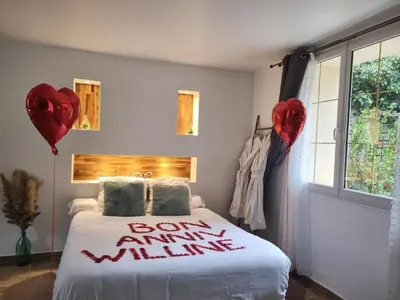 Un ou plusieurs lits dans un hébergement de l'établissement Escapade en amoureux loft de charme jacuzzi et jardin privé proche Paris