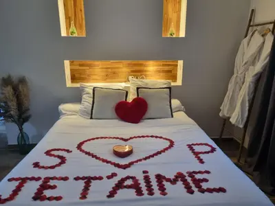 Un ou plusieurs lits dans un hébergement de l'établissement Escapade en amoureux loft de charme jacuzzi et jardin privé proche Paris