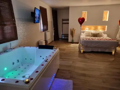 Un ou plusieurs lits dans un hébergement de l'établissement Escapade en amoureux loft de charme jacuzzi et jardin privé proche Paris