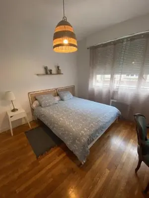 Un ou plusieurs lits dans un hébergement de l'établissement Appartement vue beffroi