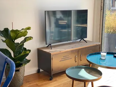 Télévision ou salle de divertissement dans l'établissement Appartement vue beffroi