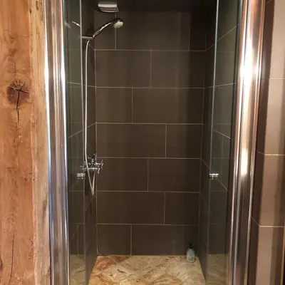 Salle de bains dans l'établissement Cottage les Forières