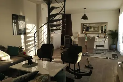 Coin salon dans l'établissement GITE SAINTE MARIE MADELEINE DOMONT 7 PERSONNES, non adapté aux PMR