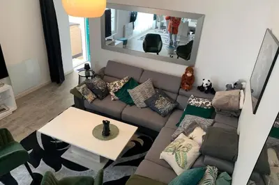 Coin salon dans l'établissement GITE SAINTE MARIE MADELEINE DOMONT 7 PERSONNES, non adapté aux PMR