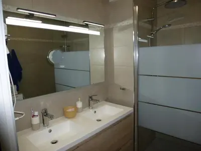 Salle de bains dans l'établissement LES TERRASSES