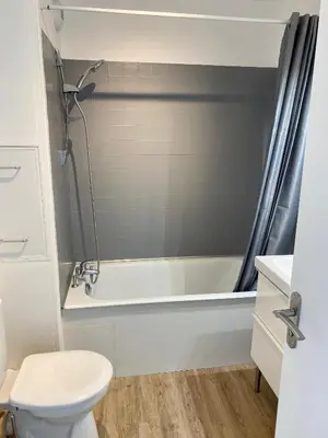 Salle de bains dans l'établissement L'INDUSTRIEL CHIC, 2 PIECES AVEC VU IMPRENABLE SUR ROUEN