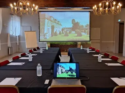 Espace de conférence ou salle de réunion dans l'établissement Domaine de L'orangerie du château de Motteville chambres d'hotes