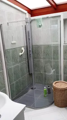 Salle de bains dans l'établissement 3 chambres privées dans un jardin d'hiver, garage voiture, vélos, motos