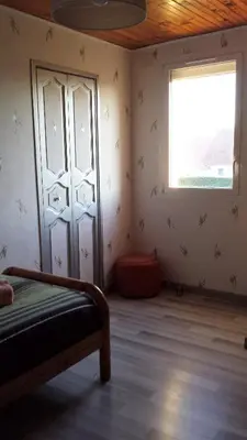 Un ou plusieurs lits dans un hébergement de l'établissement 3 chambres privées dans un jardin d'hiver, garage voiture, vélos, motos