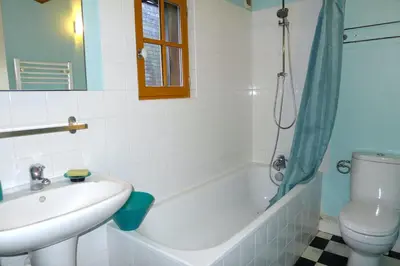 Salle de bains dans l'établissement LA MADELON à Lyons la Forêt