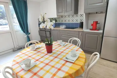 Cuisine ou kitchenette dans l'établissement F2 Parking privé, Wi-Fi Netflix