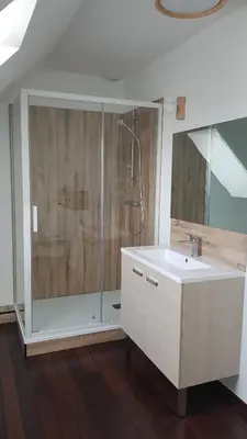 Salle de bains dans l'établissement Granne de Lin étage