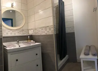 Salle de bains dans l'établissement Studio proche des falaises, du port et des plages