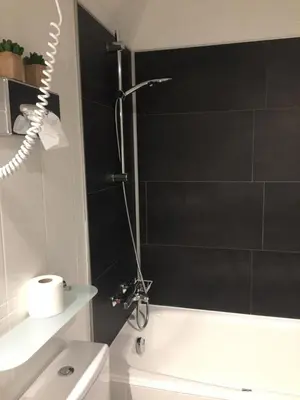 Salle de bains dans l'établissement Hotel de L'Oise