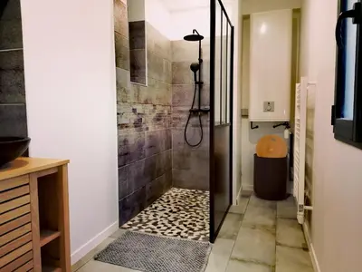 Salle de bains dans l'établissement L'Abaca 27