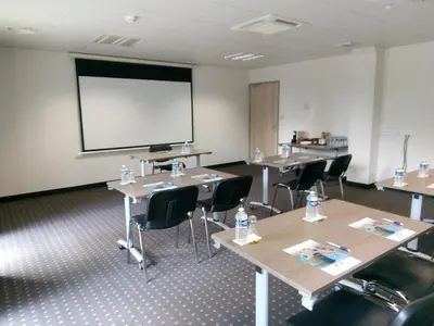 Espace de conférence ou salle de réunion dans l'établissement ACE Hôtel Rouen Parc des Expositions