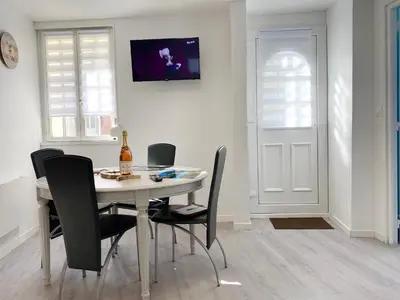 Télévision ou salle de divertissement dans l'établissement L’Abri Côtier