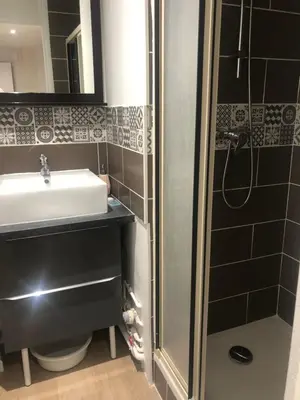Salle de bains dans l'établissement F3 AVEC PARKING ROUEN COTE DOCK76