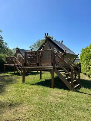 Aire de jeux pour enfants de l'établissement Camping les Marguerites