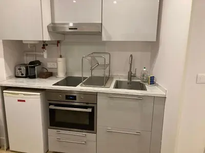 Cuisine ou kitchenette dans l'établissement Alex Place's