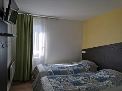 Un ou plusieurs lits dans un hébergement de l'établissement FASTHOTEL PARIS OUEST BOUAFLE