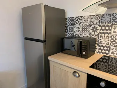 Cuisine ou kitchenette dans l'établissement Le famillial , 2 chambres, 4 lits double Avec parking PRIVE 1 VOITURE, NETFLIX, lits faits et serviettes de toilette sur place