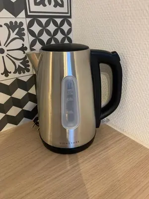 Plateau bouilloire dans l'établissement Le famillial , 2 chambres, 4 lits double Avec parking PRIVE 1 VOITURE, NETFLIX, lits faits et serviettes de toilette sur place
