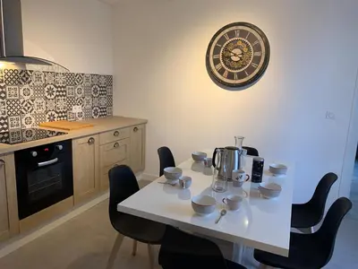Cuisine ou kitchenette dans l'établissement Le famillial , 2 chambres, 4 lits double Avec parking PRIVE 1 VOITURE, NETFLIX, lits faits et serviettes de toilette sur place