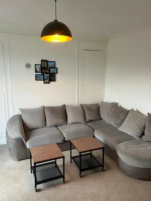 Coin salon dans l'établissement Le famillial , 2 chambres, 4 lits double Avec parking PRIVE 1 VOITURE, NETFLIX, lits faits et serviettes de toilette sur place