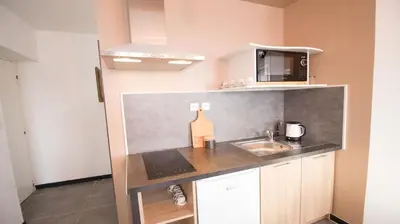 Cuisine ou kitchenette dans l'établissement Appartel 76 Dieppe