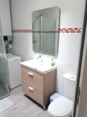 Salle de bains dans l'établissement Maison de pêcheur idéalement située.