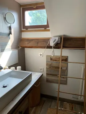 Salle de bains dans l'établissement Jojo House Les Damps n 12