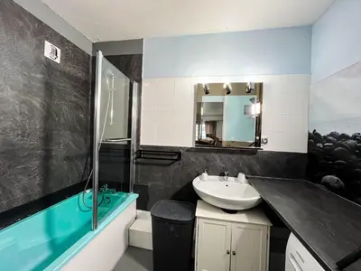 Salle de bains dans l'établissement EDEN APPART - 3 PIECES - 6 PERS dans une résidence calme