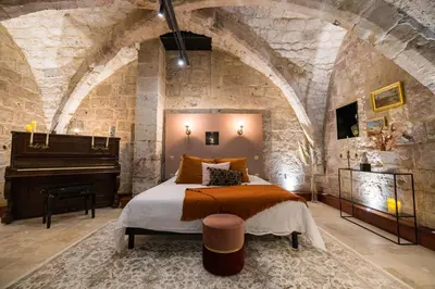 Un ou plusieurs lits dans un hébergement de l'établissement L'Autel La Crypte Mystérieuse de Rouen - sauna & balnéo