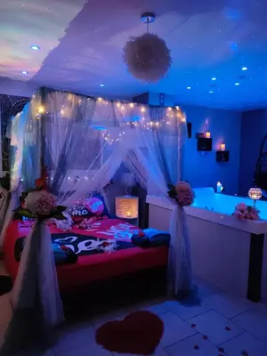Un ou plusieurs lits dans un hébergement de l'établissement Loft avec Baignoire SPA LÉcrin Romantique