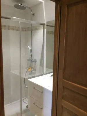Salle de bains dans l'établissement Pavillon de la Garde